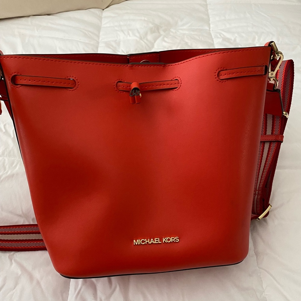Michael Kors Mandarin Bucket Bag & Wallet